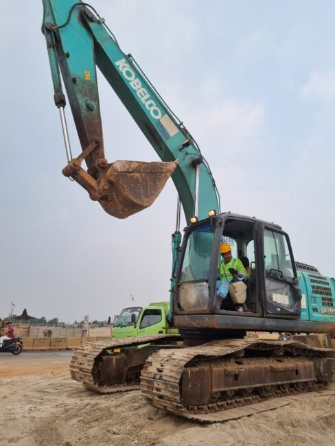 ALAT-BERAT-EXCAVATOR-scaled