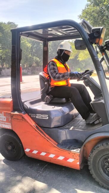 OPERATOR-FORKLIFT-4