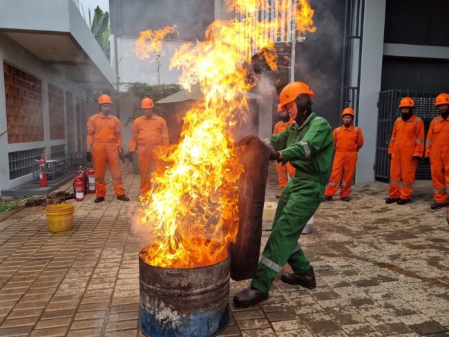 PERAN-PETUGAS-KEBAKARAN-4