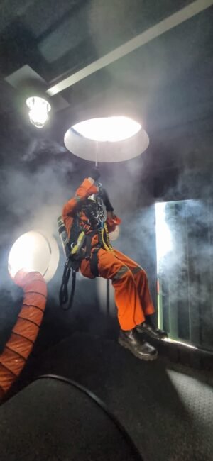 PETUGAS-PENYELAMAT-RUANG-TERBATAS-1