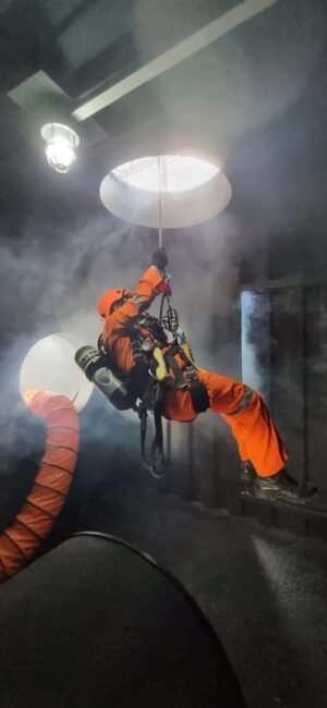 PETUGAS-PENYELAMAT-RUANG-TERBATAS-5