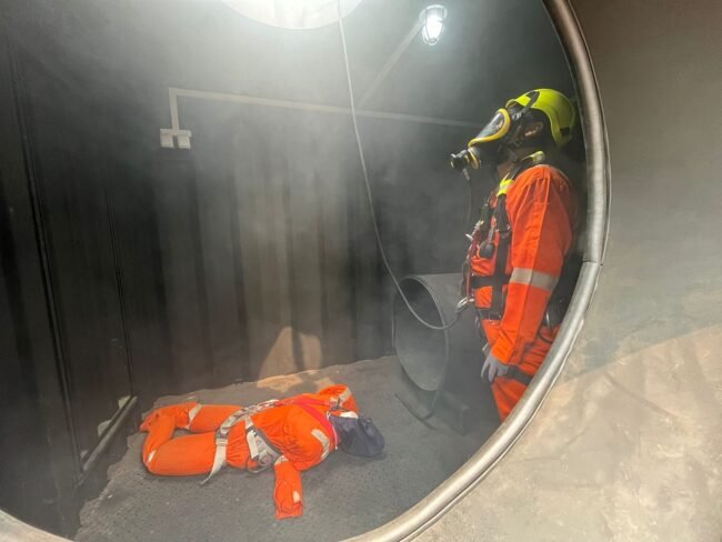 PETUGAS-PENYELAMAT-RUANG-TERBATAS